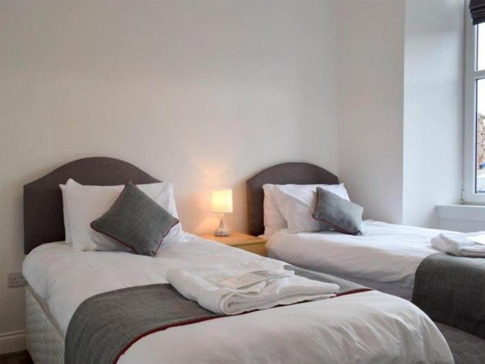 Courtyard Holiday Apartments Інверкитінг Екстер'єр фото